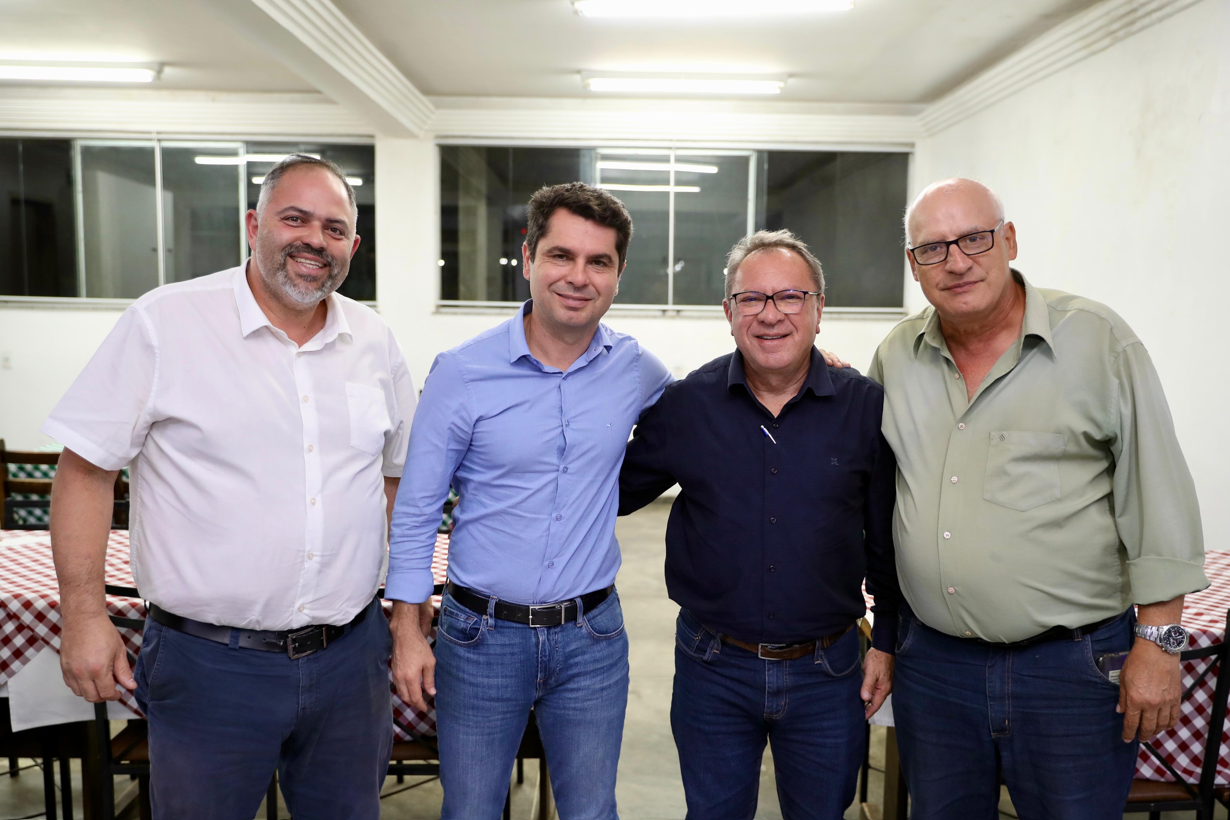 Artagão Júnior e Alexandre Curi se reúnem com prefeitos do Paraná para tratar de investimentos e eme