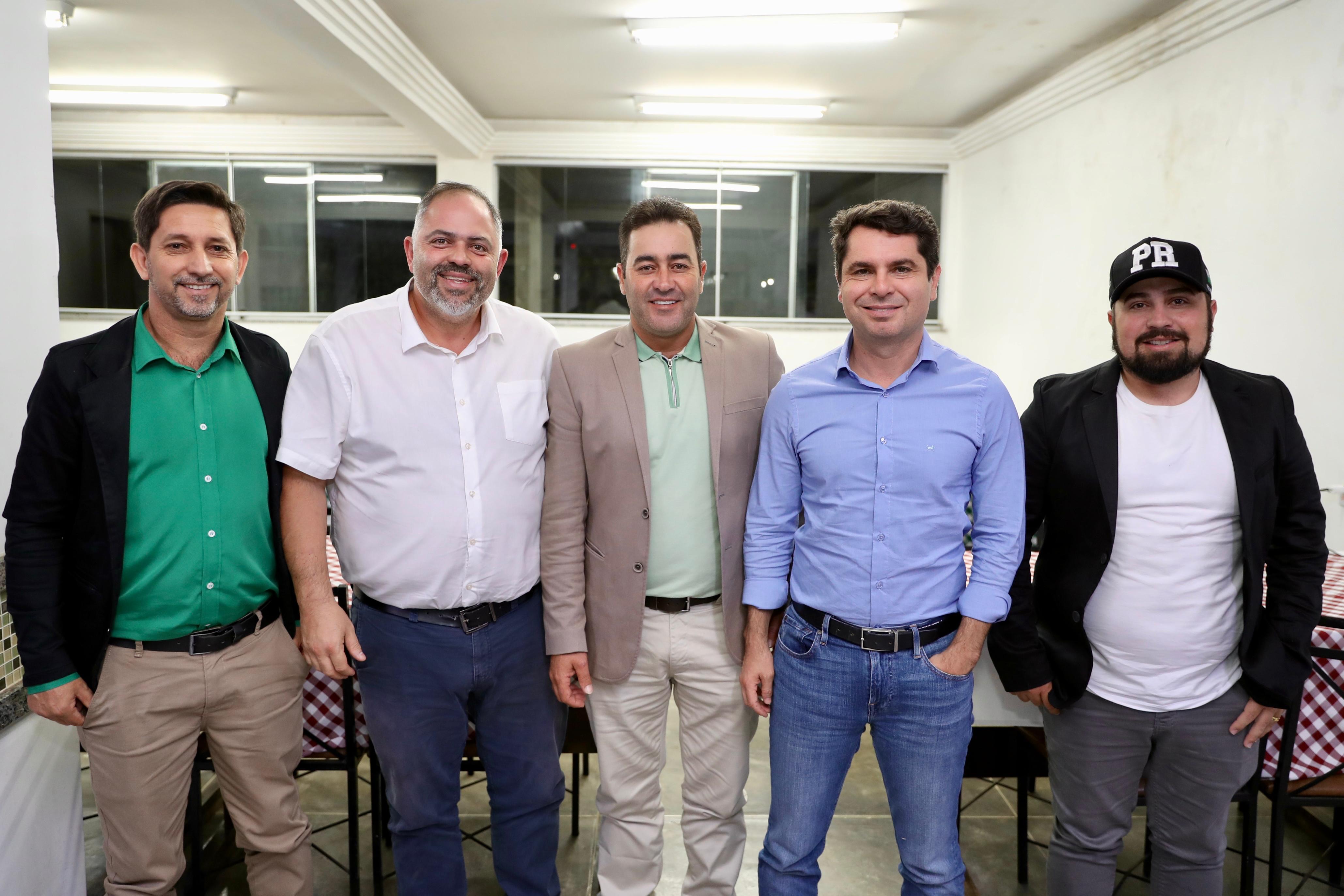 Artagão Júnior e Alexandre Curi se reúnem com prefeitos do Paraná para tratar de investimentos e eme