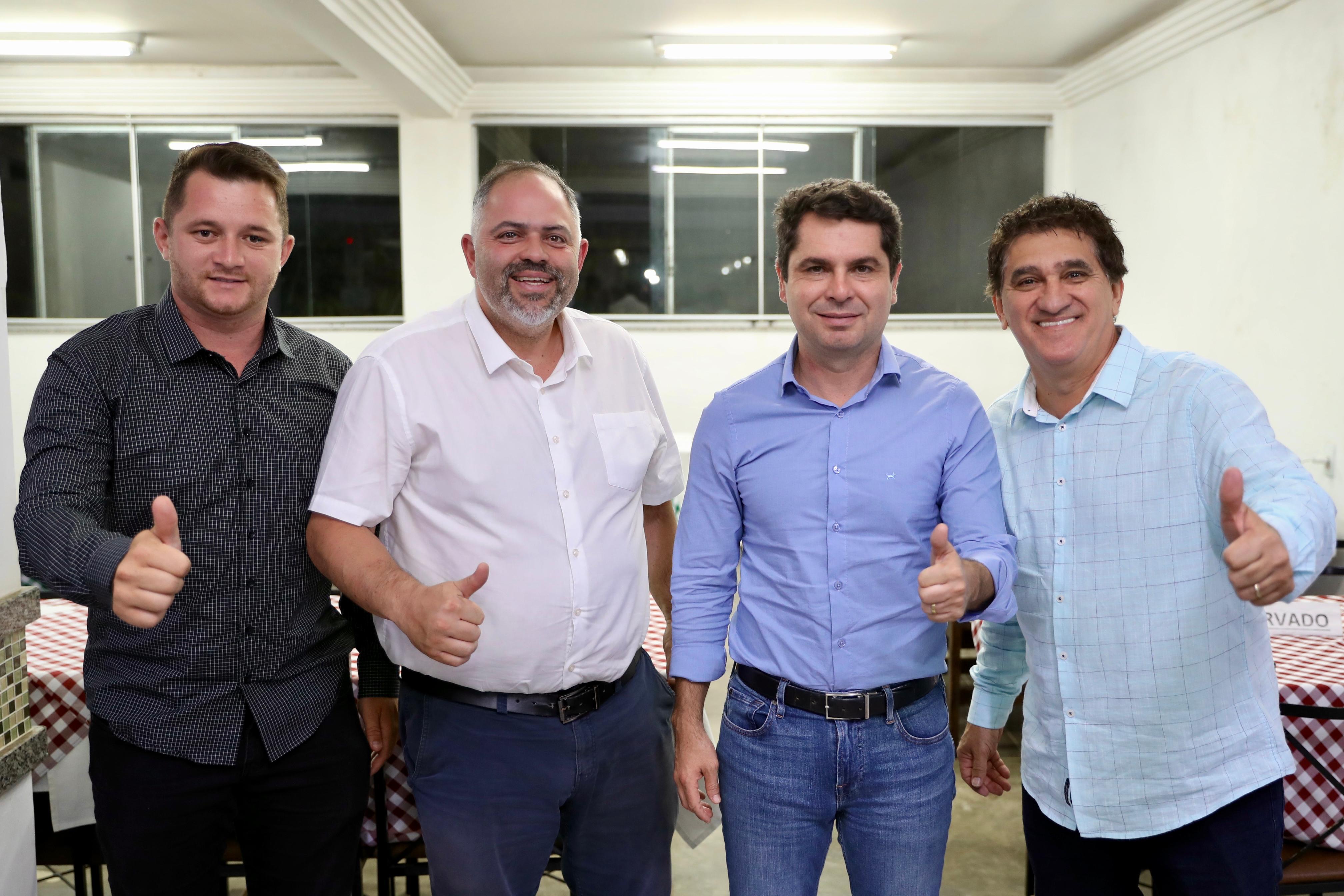 Artagão Júnior e Alexandre Curi se reúnem com prefeitos do Paraná para tratar de investimentos e eme