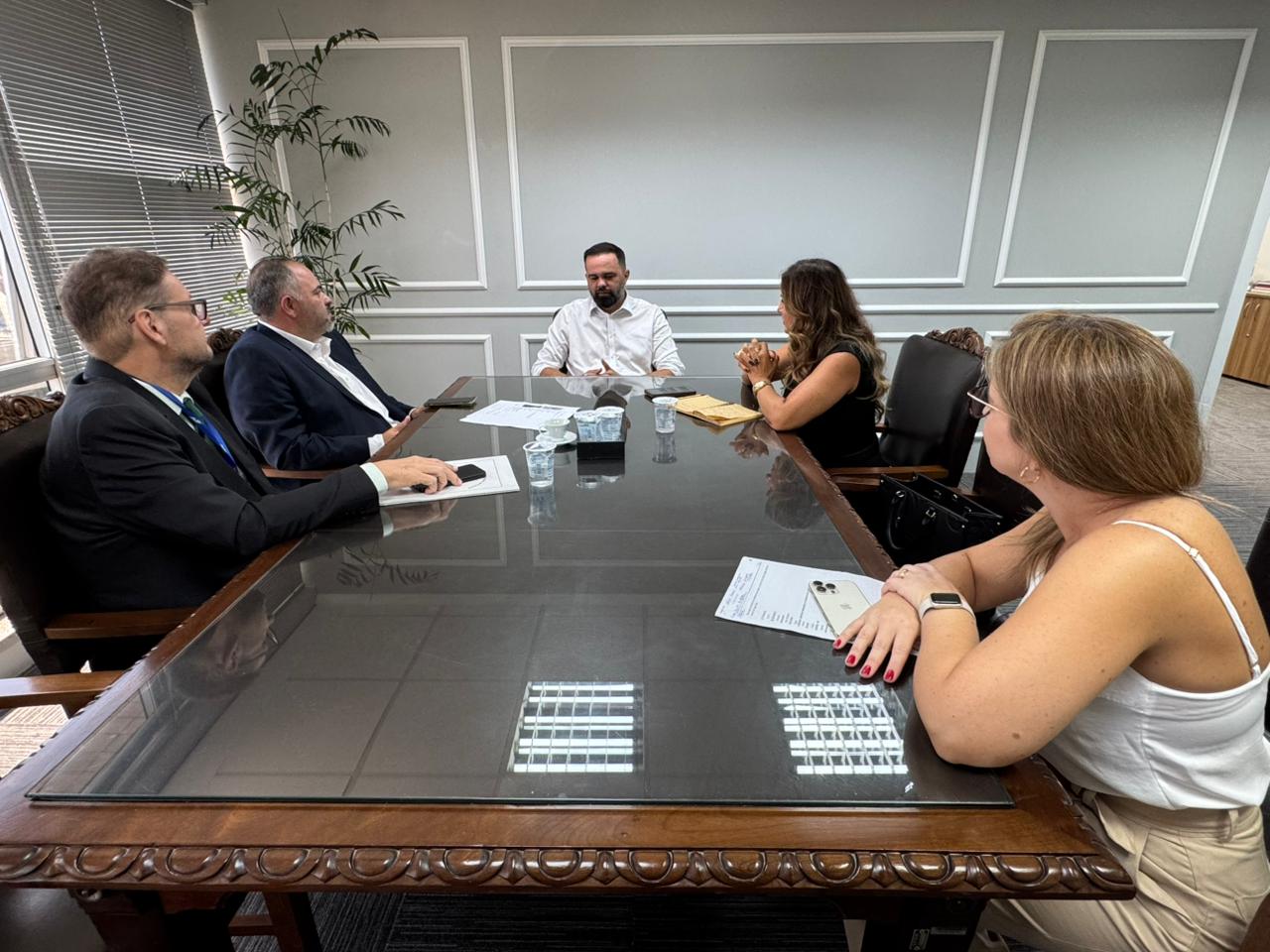 Artagão Júnior e prefeita Joelma se reúnem com secretário da SEED para tratar da reforma de colégios