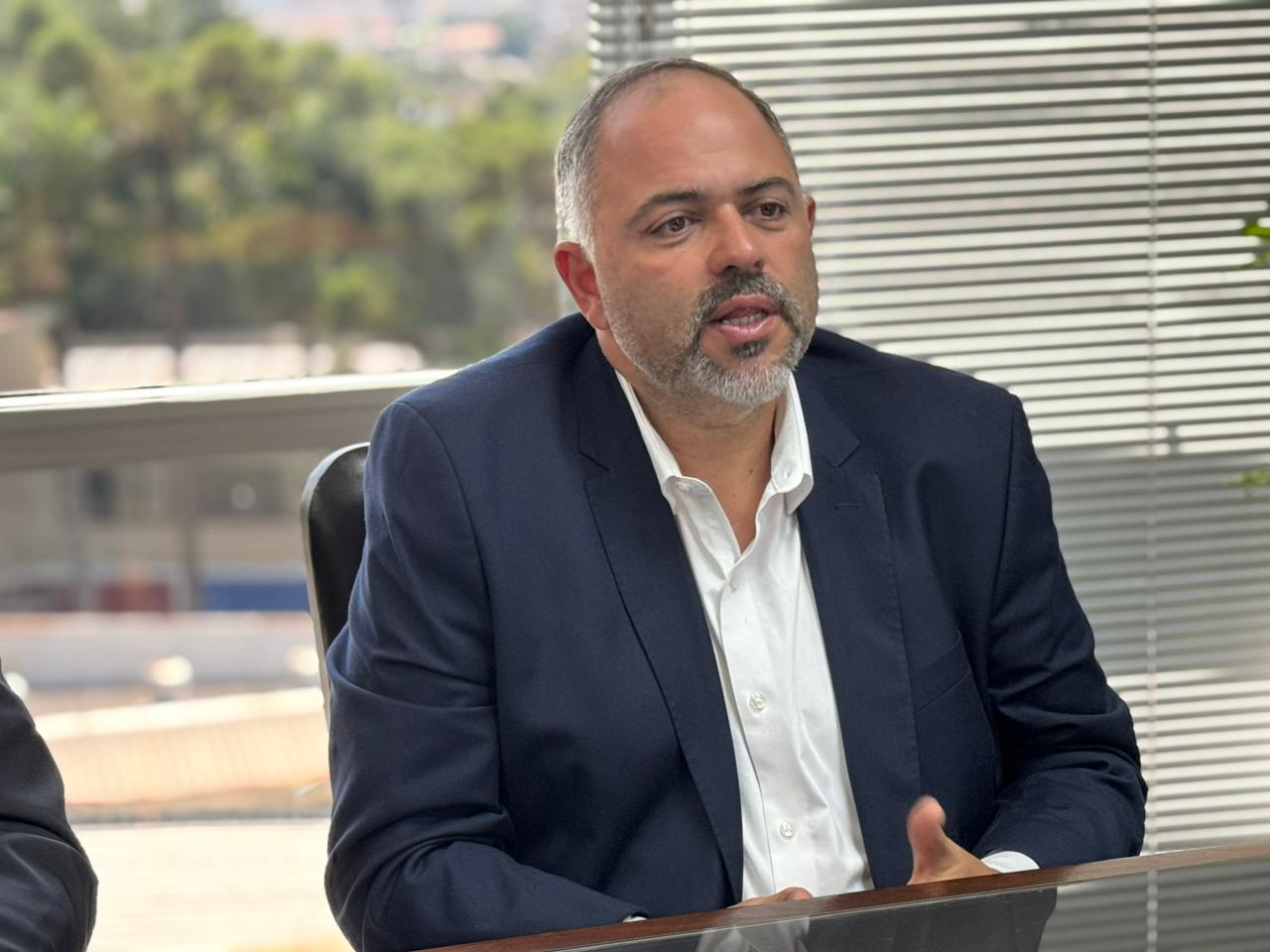 Artagão Júnior e prefeita Joelma se reúnem com secretário da SEED para tratar da reforma de colégios