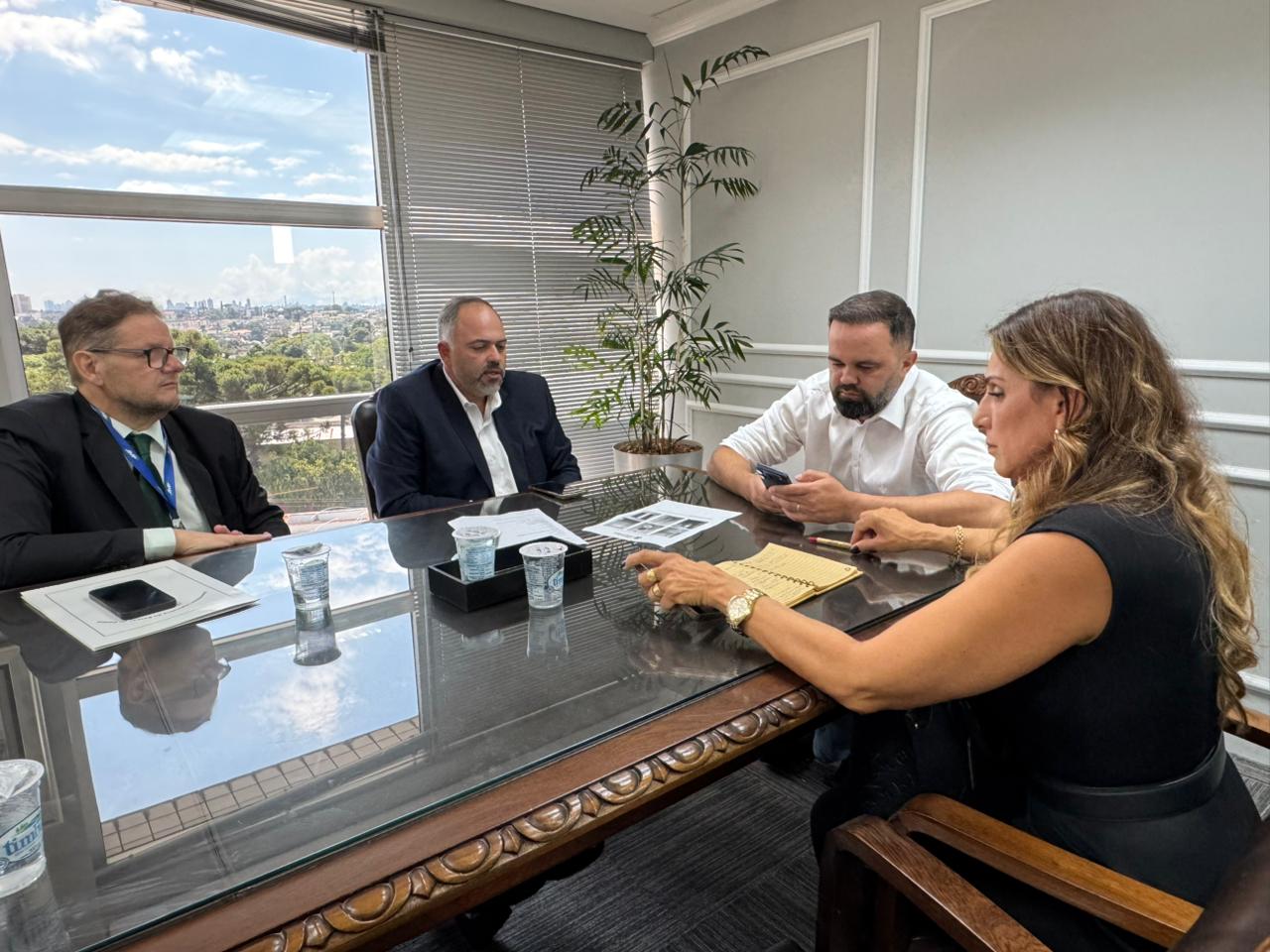 Artagão Júnior e prefeita Joelma se reúnem com secretário da SEED para tratar da reforma de colégios