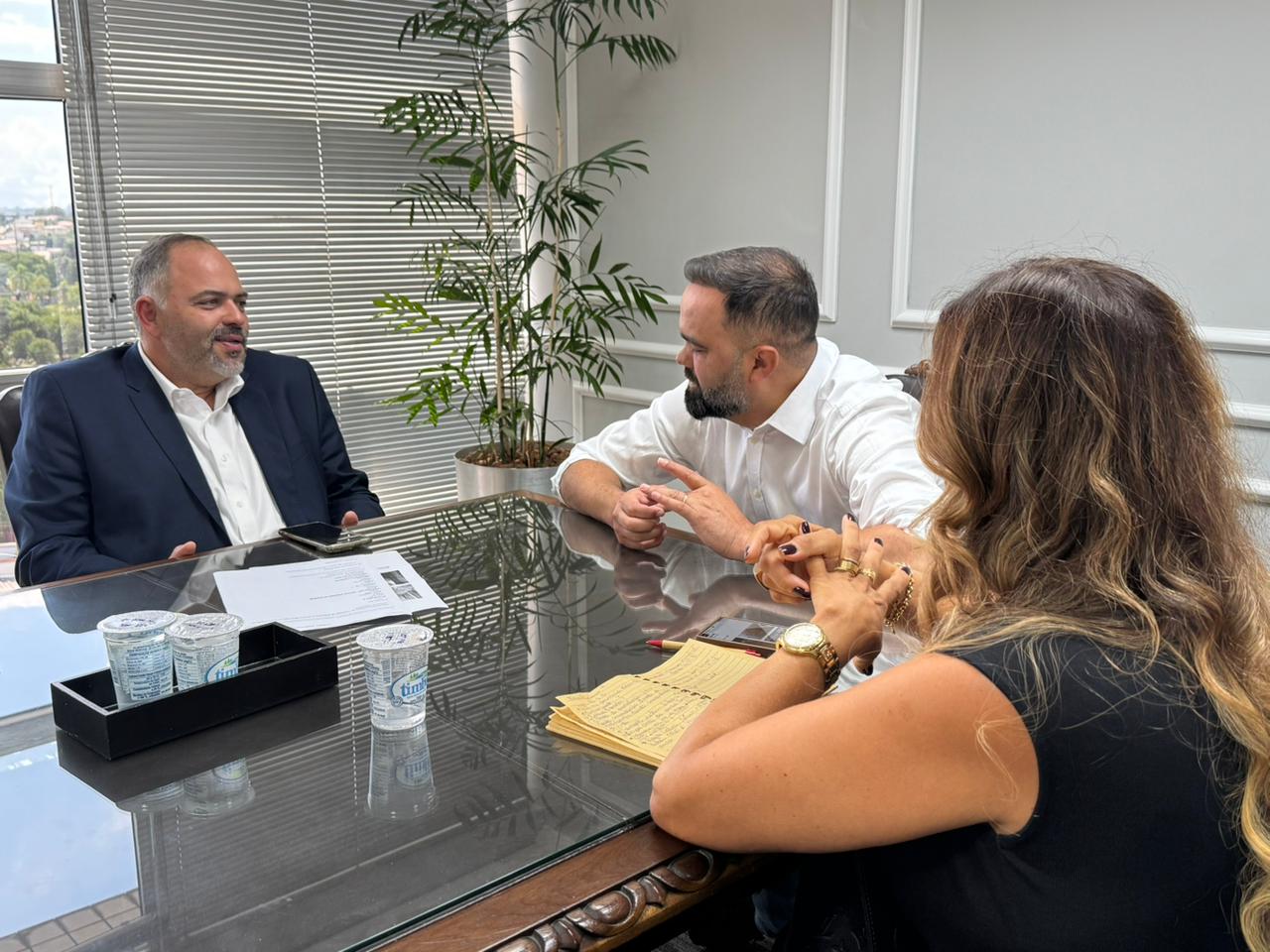Artagão Júnior e prefeita Joelma se reúnem com secretário da SEED para tratar da reforma de colégios