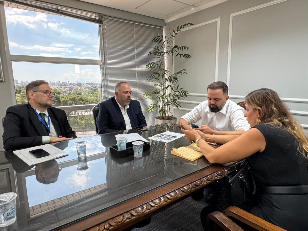 Artagão Júnior e prefeita Joelma se reúnem com secretário da SEED para tratar da reforma de colégios