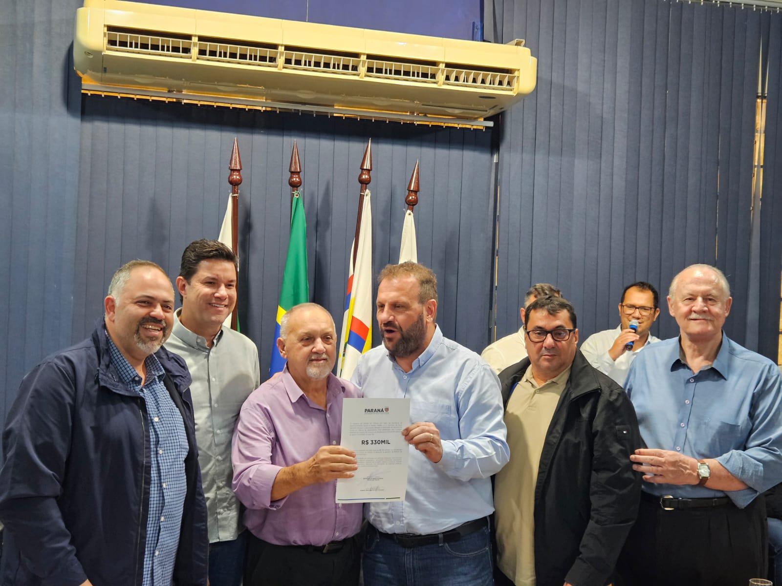 Artagão Júnior participa de reunião da AMUVI e destaca repasse de R$ 10,1 milhões para juventude