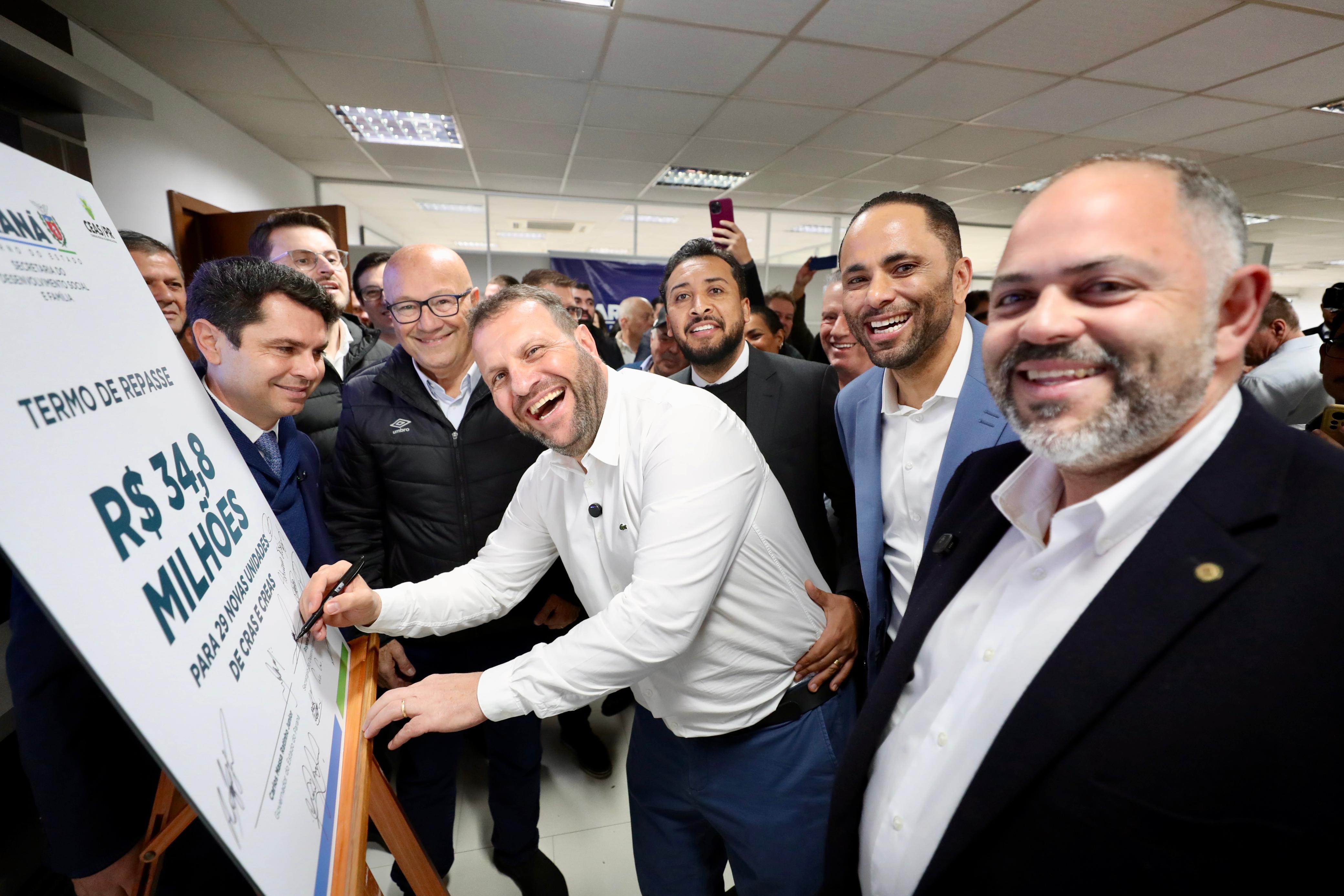 Artagão Júnior participa de assinatura de repasse para construção de CRAS e CREAS no Paraná