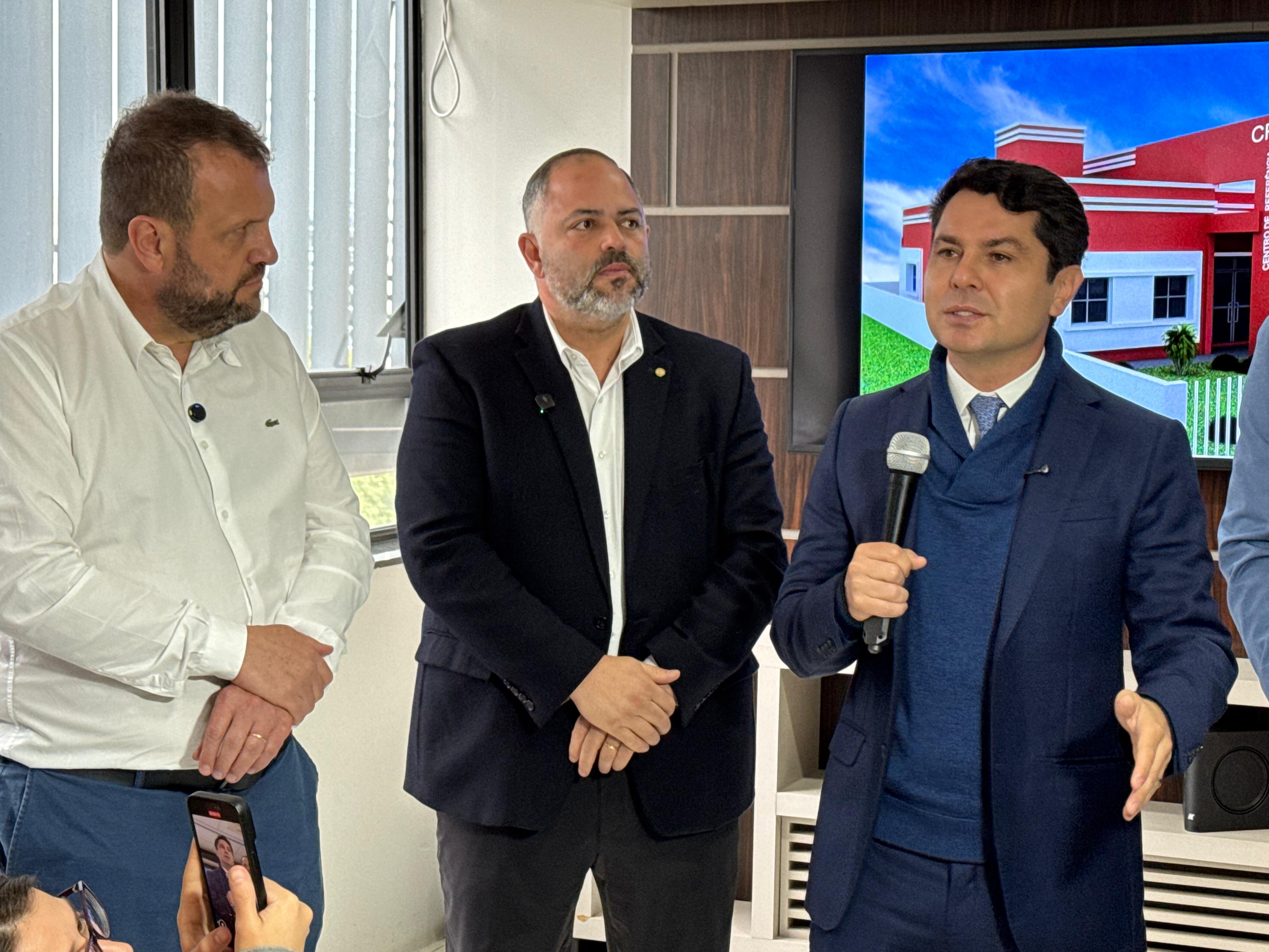 Artagão Júnior participa de assinatura de repasse para construção de CRAS e CREAS no Paraná
