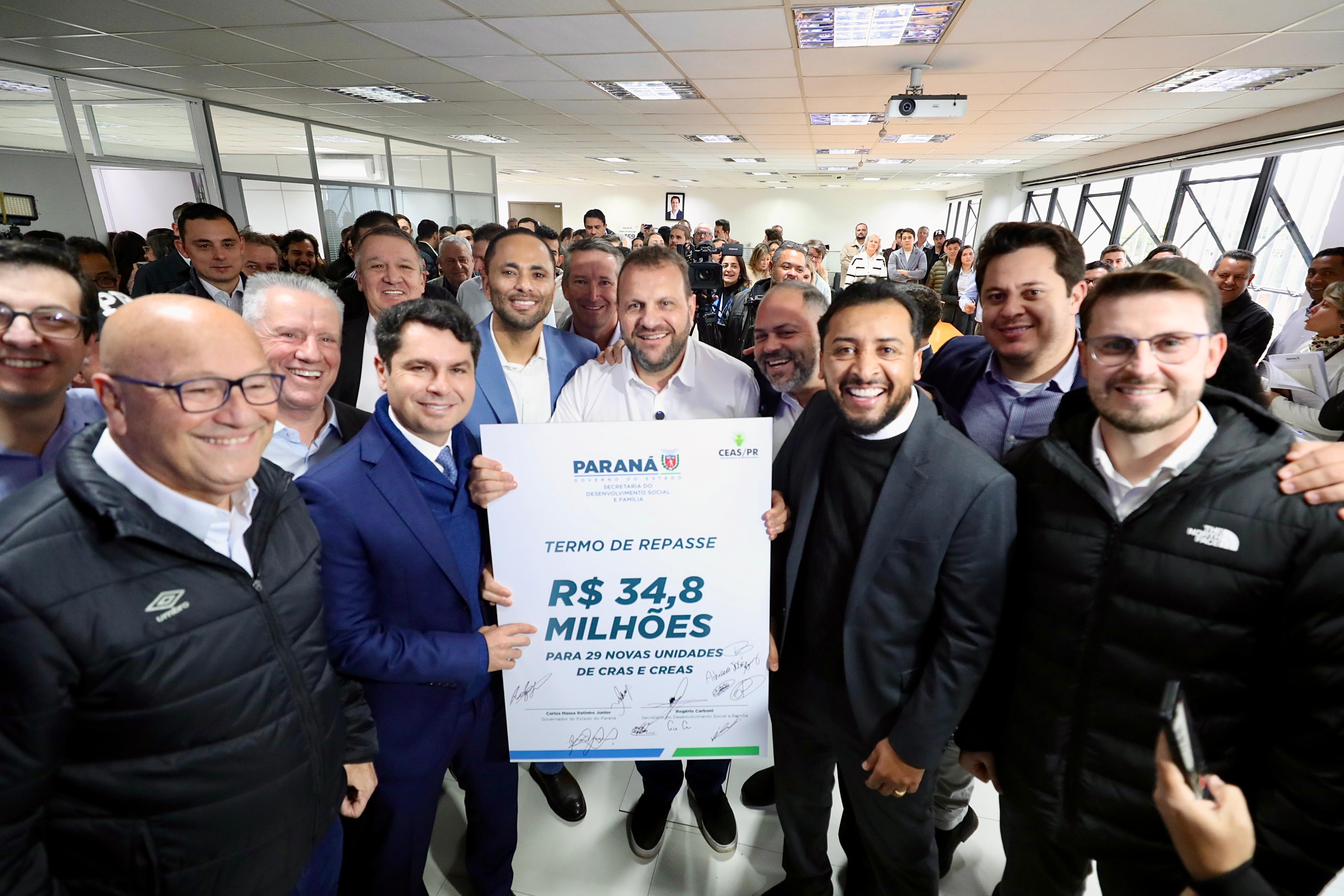 Artagão Júnior participa de assinatura de repasse para construção de CRAS e CREAS no Paraná