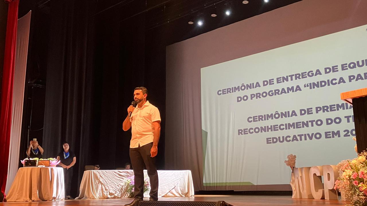 Artagão Júnior participa de premiação educacional e entrega de equipamentos tecnológicos em Guarapua