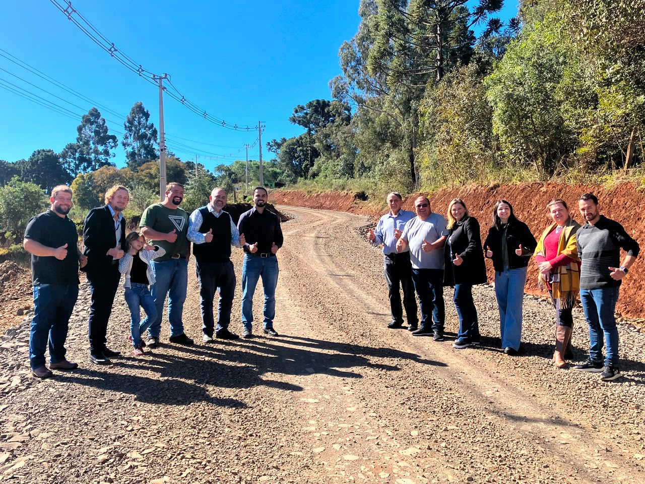 Artagão Júnior discute investimentos e acompanha início da pavimentação da Estrada Piquiri em Campin