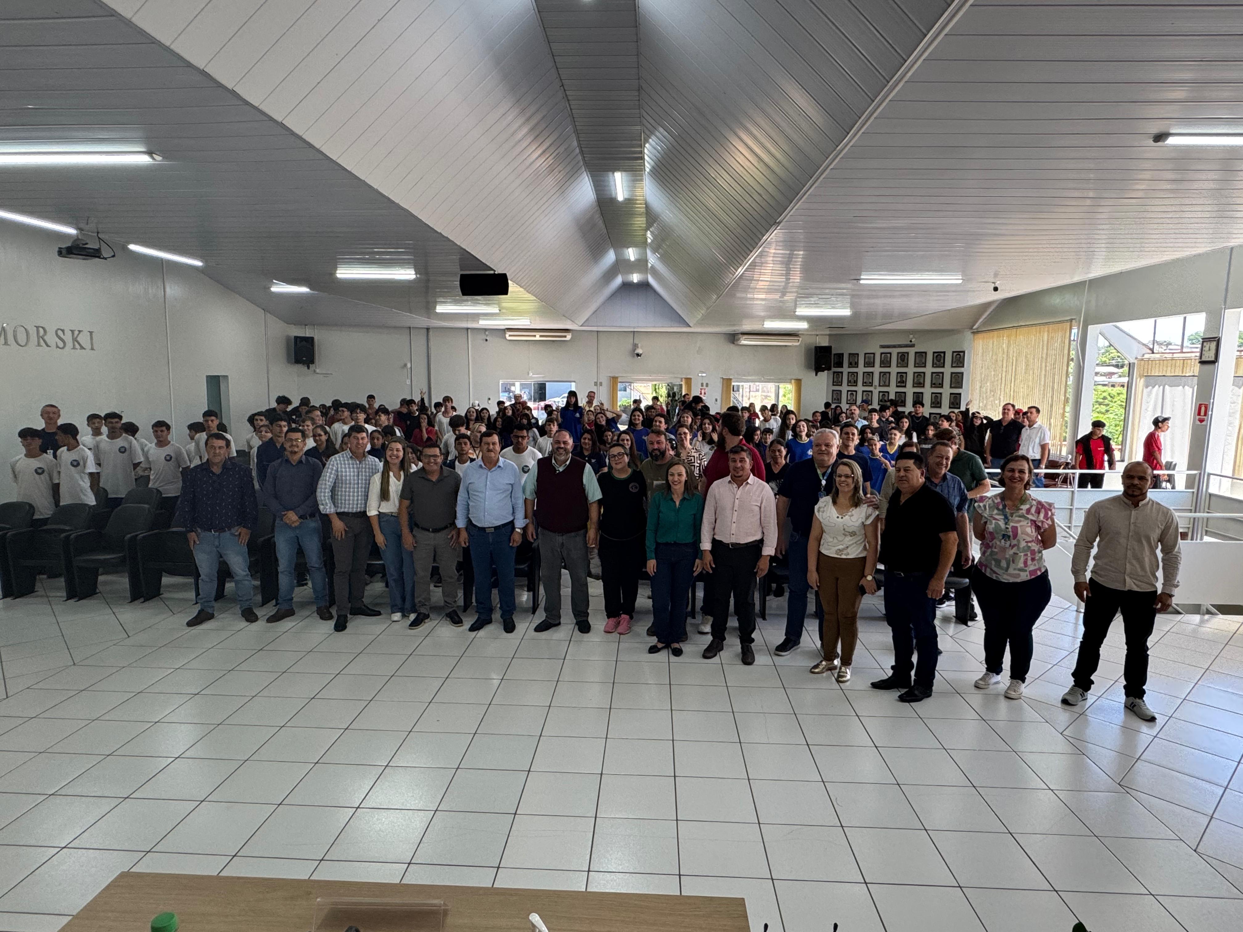 Artagão Júnior e prefeito Valdecir Biasebetti anunciam colégio agrícola em Pinhão