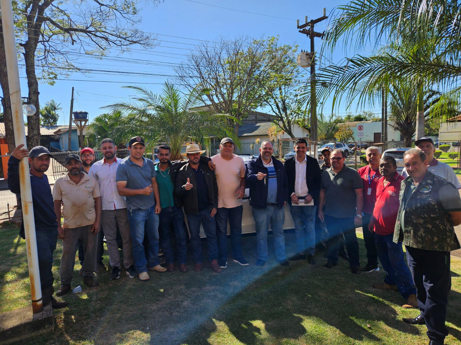 Artagão Júnior entrega veículo para fortalecer agricultura em Lidianópolis