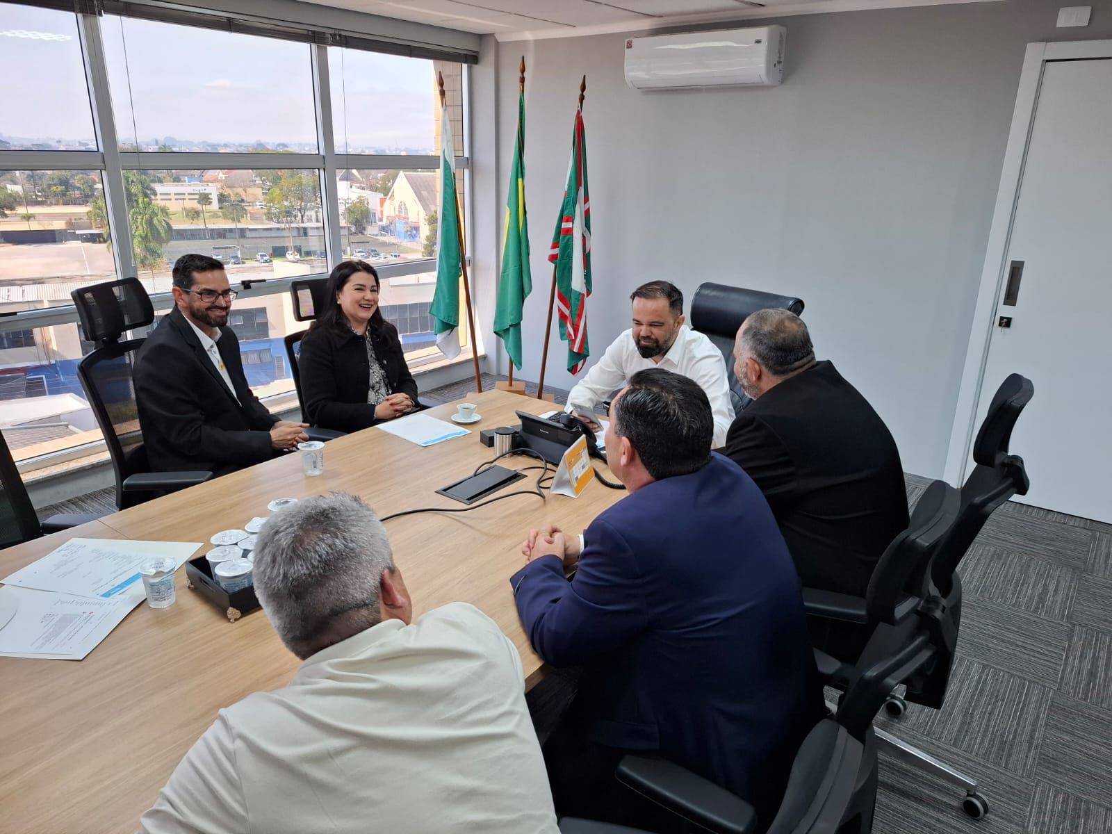 Artagão Júnior apresenta demandas para escolas de Cantagalo em reunião com a Secretaria de Educação