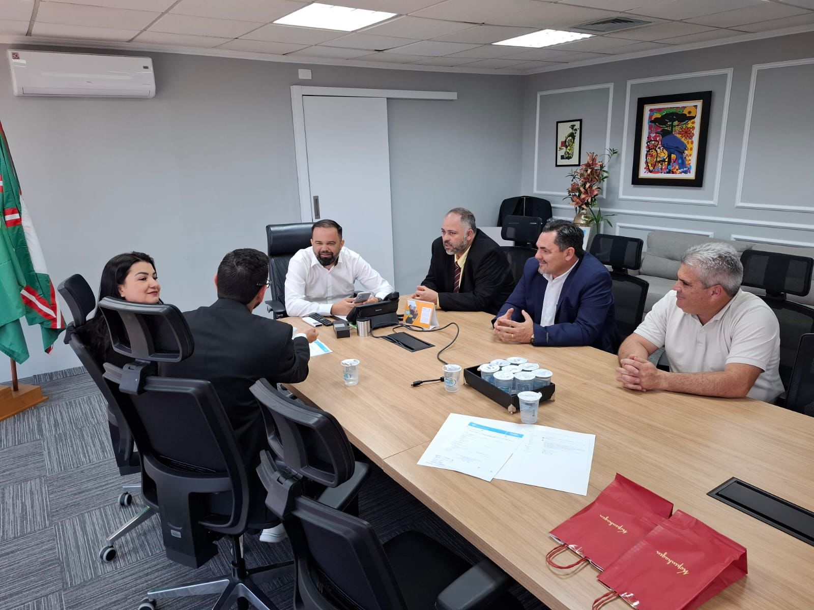 Artagão Júnior apresenta demandas para escolas de Cantagalo em reunião com a Secretaria de Educação