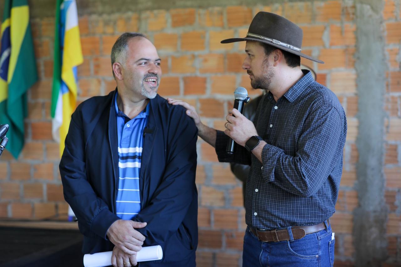 Artagão Júnior e prefeito Jaison Mendes anunciam obras de asfalto para as comunidades
