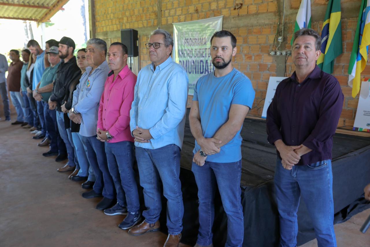 Artagão Júnior e prefeito Jaison Mendes anunciam obras de asfalto para as comunidades