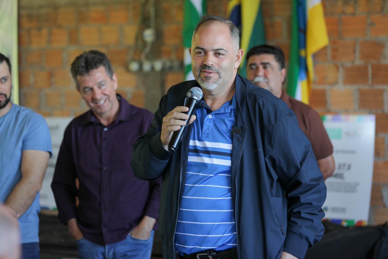 Artagão Júnior e prefeito Jaison Mendes anunciam obras de asfalto para as comunidades