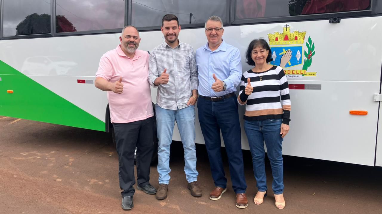 Artagão Júnior participa da entrega de microônibus e ressalta investimentos, em Lunardelli